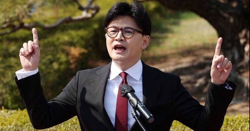 ‘특검 조사 거부’ 한동훈, 난데없이 “계엄 확신한 민주당, 그 근거 공개하라”