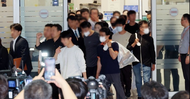 석방된 한국 노동자 316명, 구금 8일 만에 귀국