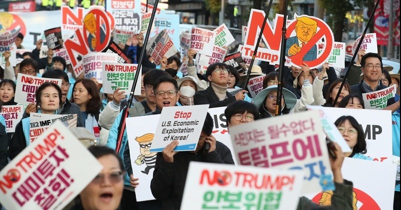 “날강도 트럼프, 미국으로 돌아가” 경주로 모인 노동자·시민의 분노…한때 기습 시위도