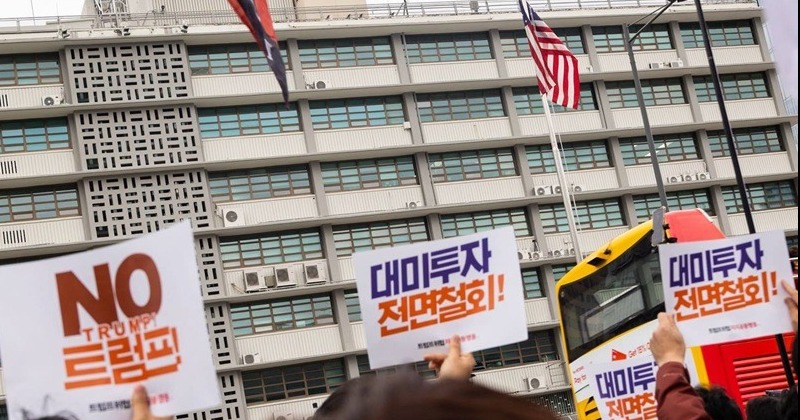 “한국 우습게 보는 트럼프, 돌 던지고픈 심정” 광화문서 타오른 시민 분노