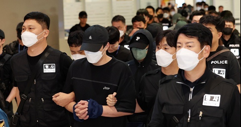 ‘캄보디아 구금’ 한국인 64명 송환, 수갑 채워 경찰로 연행