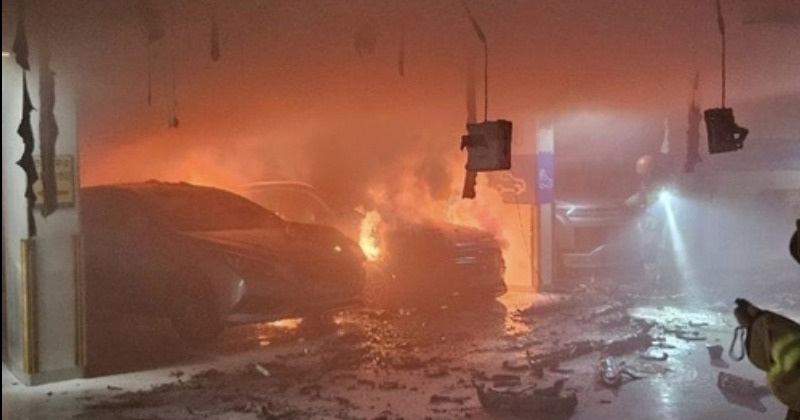 수원서 벤츠 전기차 화재...아직 원인 미상