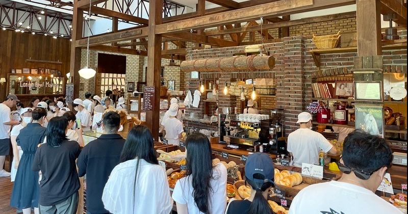 런던베이글서 과로 시달리다 숨진 26세 청년…“사망 전 ‘주 80시간’ 일해”