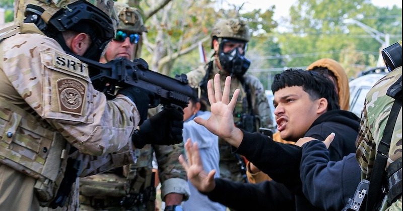 통제력 잃은 트럼프 정부, 핼러윈에 아이들까지 최루탄 투척