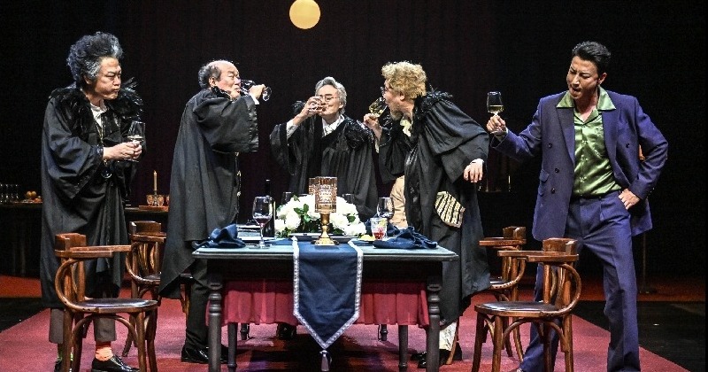 [리뷰] 전직 법조인들의 기괴한 재판 놀이, 블랙 코미디 연극 ‘트랩’