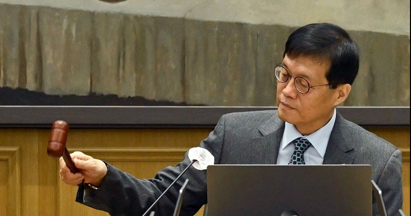 한은, 기준금리 2.5%로 4연속 동결... 환율·집값 불안 우려