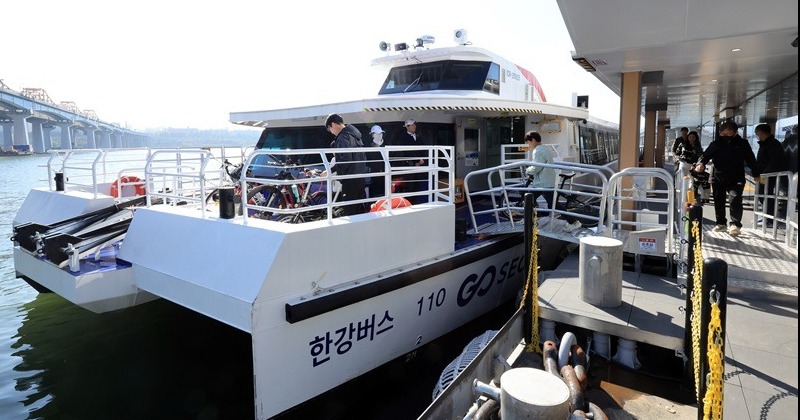 34일 만에 다시 운행 시작한 한강버스, 한편에선 반대 시위