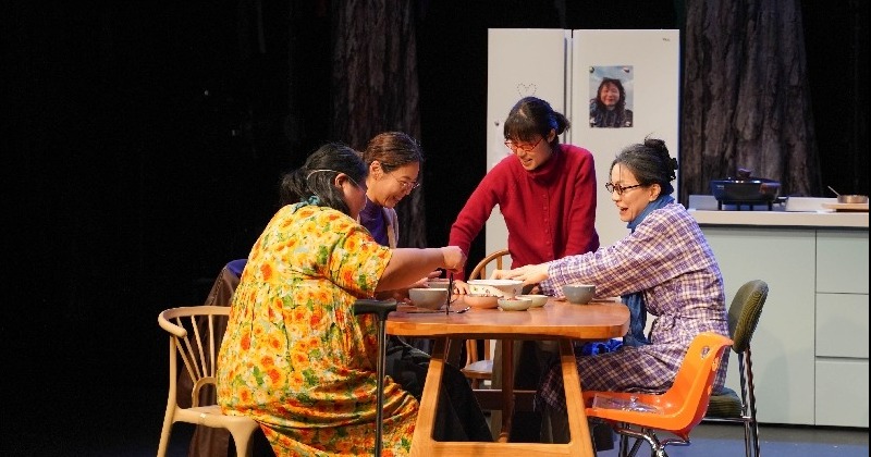 [리뷰] 불안한 오늘, 가난한 노년… 연극 '히스테리 앵자이어티 춤추는 할머니'