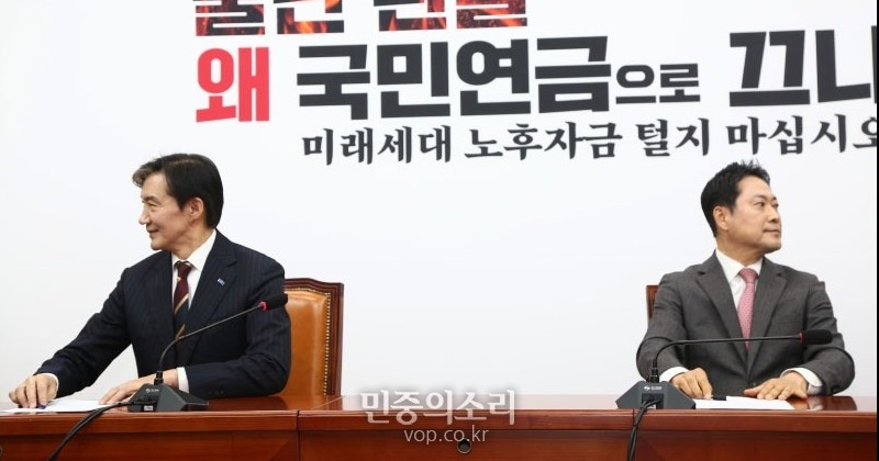 국민의힘 찾은 조국, 장동혁 면전서 “윤석열 일당과 절연해달라” 촉구