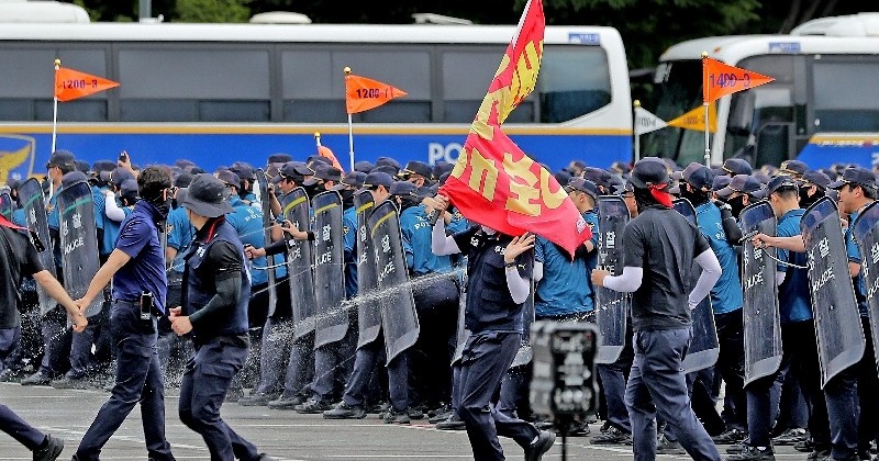 “집회 현장서 빠지는 기동대”… 경찰, 시위 대응 대전환